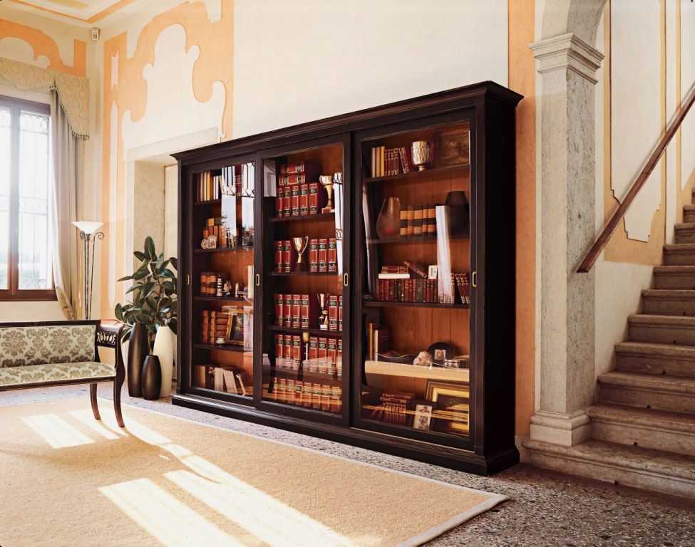 Большой деревянный шкаф для книг со стеклянными дверцами
